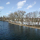 Blick von der winterlichen Fu�g�ngerbr�cke auf die Spree